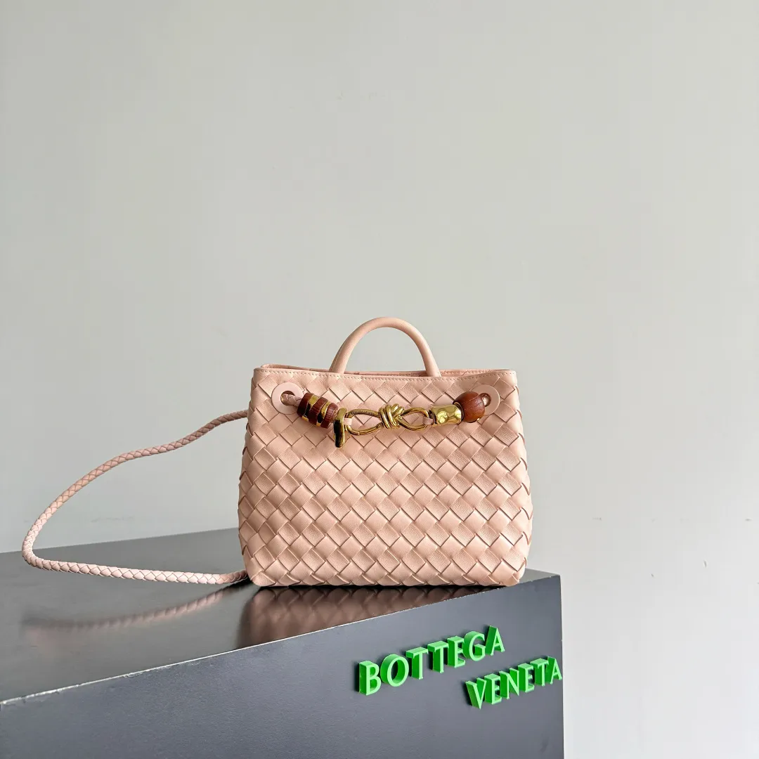 The new Andiamo batch of 3060 BV is shipped‼ ️The classic intercciato weaving process is used to create a soft bag, the metal knot is made of micro-cast aluminum using jewelry technology🪢, and the decorative beads are made of metal and hand-polished oak, allowing you to jump repeatedly between elegance and fun💃, making it unpredictable. Classic and versatile, it shows off your temperament, and the bag has a large capacity, making it very convenient for daily commuting! It has a variety of carrying methods, the shoulder straps can be adjusted by yourself, the original lambskin feels soft and delicate, and the unisex style breaks gender boundaries and brings a more practical and long-lasting use experience. The Andiamo, which has both elegant and casual styles, perfectly interprets the "fashionable old money style". Style number: 743568+wood hardware Color: Lotus root powder Size: 25*22*10.5cm